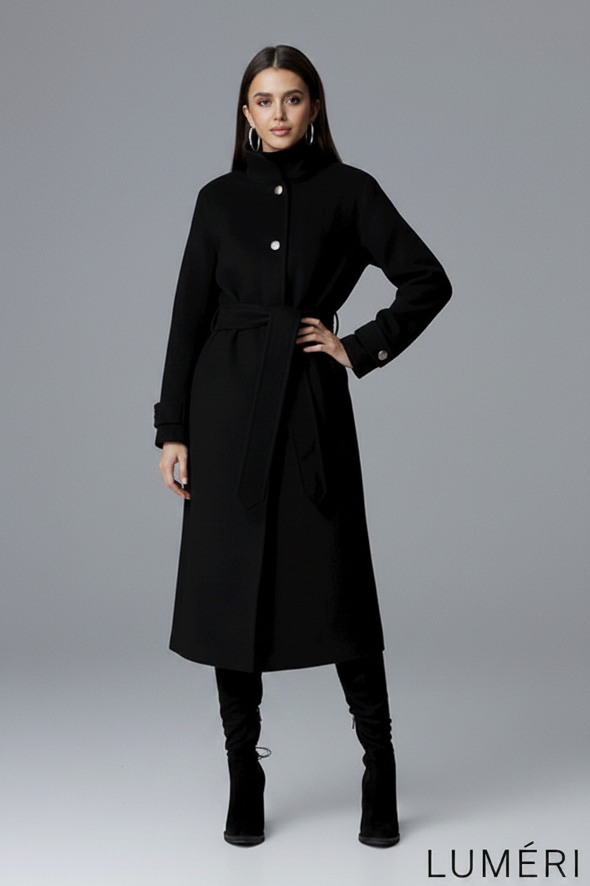 Luméri Studio | Coat Model black 2 worn on model – LUMÉRI