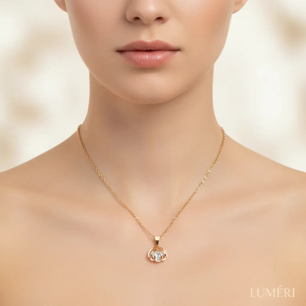 Luméri Bloom | Ocean Treasure 24 Karats Seashell Necklace worn on model – LUMÉRI
