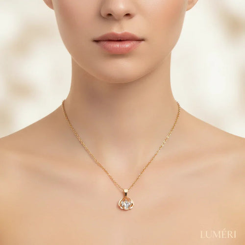 Luméri Bloom | Ocean Treasure 24 Karats Seashell Necklace worn on model – LUMÉRI