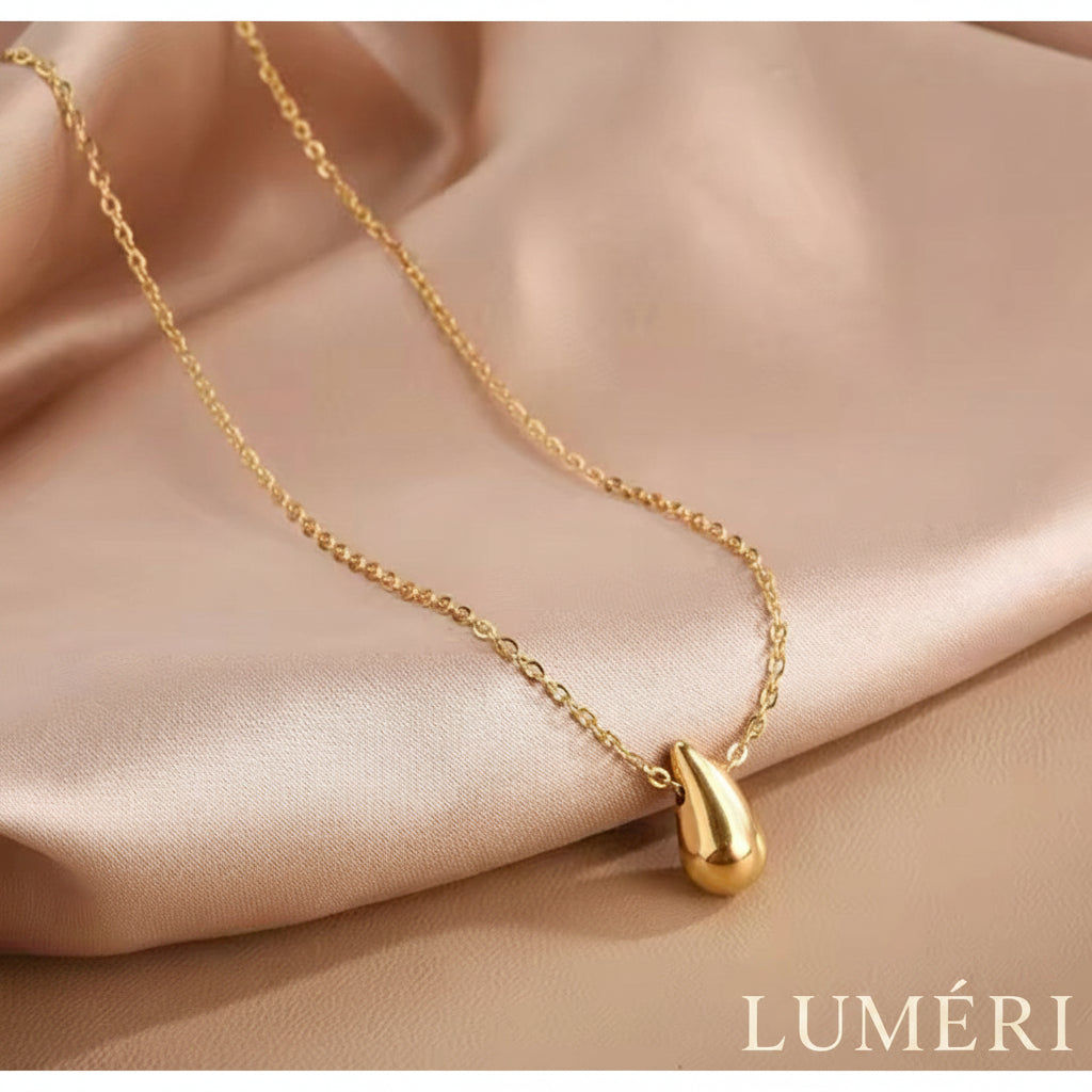 Luméri Solis | Stainless Steel Gold Teardrop Necklace worn on model – LUMÉRI