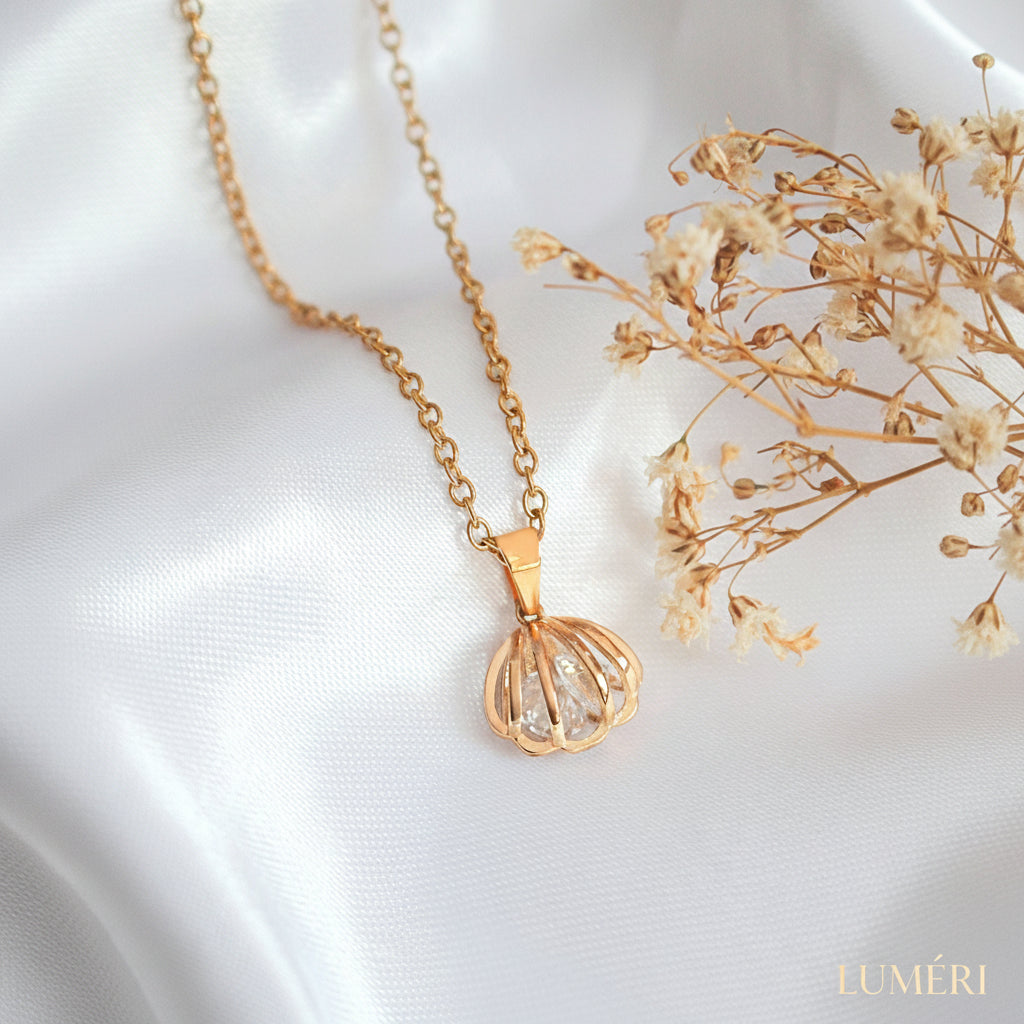 Luméri Bloom | Ocean Treasure 24 Karats Seashell Necklace product photo – LUMÉRI