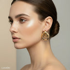 Luméri Solis | Luxury Gold Interlocking Circle Earrings Women Modern Chic Jewelry close-up detail – LUMÉRI