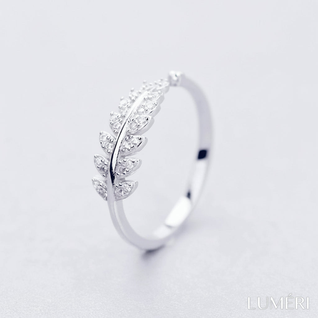 Luméri Essence | Silber Ring Verschiedene Motive worn on model – LUMÉRI