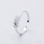 Luméri Essence | Silber Ring Verschiedene Motive worn on model – LUMÉRI
